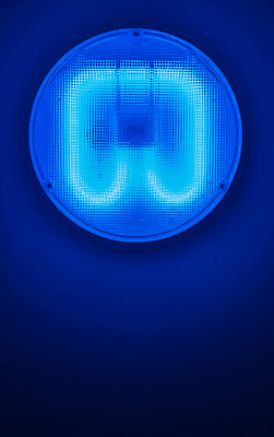 포토 JPG 해외이미지 산업 백그라운드 전구 건강 병원 안전 사람없음 파란색 빛 우주 어둠 장비 광선 램프 수술 위생 위험 제비꽃 피부 천장 시설 예방 네온 튜브 암 박테리아 방사선 배기가스 위생관리 자외선 살균 해외202004 해외포토 꽃 컬러 컨셉 의학 조명 관리 신체부위 치료 질병 파일형식 이미지허브