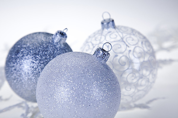 포토 JPG 해외이미지 하늘색 크리스마스장식 크리스마스 실내 사람없음 장식볼 오브젝트 흰배경 오너먼트 해외202004 해외포토 기념일 백그라운드 내부 장식 파란색 흰색 파일형식 이미지허브