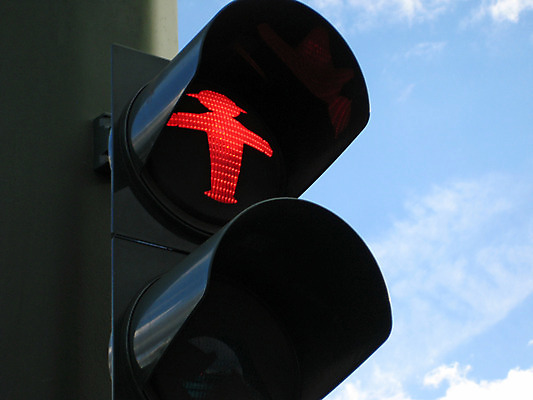 포토 JPG 해외이미지 도로 사람없음 빨간색 빛 횡단보도 정지 신호등 사인 신호 문제 적신호 그만 해외202004 해외포토 길 컬러 교통시설 모션 보행로 파일형식 이미지허브