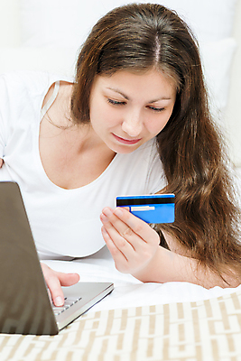 포토 JPG 해외이미지 백인 응시 여자 휴식 실내 한명 들기 사람 상반신 성인 앞모습 노트북 쇼핑 침대 잡기 신용카드 온라인쇼핑 성인여자한명만 해외202004 해외포토 서양인 1 시선 뷰포인트 가구 컨셉 모션 내부 금융 전자제품 온라인 여자한명만 성인여자만 파일형식 이미지허브