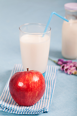 포토 JPG 해외이미지 음료 다이어트 과일 재료 유리 아침 건강 사람없음 컵 빨간색 파란색 식사 봄 우유 추위 흰색 신선 아침식사 사과 해외202004 해외포토 주간 식기 계절 컬러 재질 유제품 파일형식 이미지허브