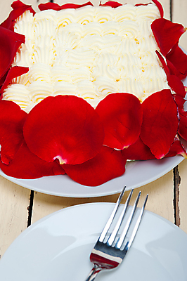 포토 JPG 해외이미지 접시 꽃잎 포크 사람없음 장미 케이크 달콤 생크림 나무배경 해외포토 식기 꽃 백그라운드 디저트 맛 크림 파일형식 이미지허브
