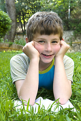 포토 JPG 해외이미지 1 학생 옷 종이 여유 얼굴 텍스트 휴식 관리 한명 미소 사람 책 여름 독서 머리카락 편지 해외202004 해외포토 계절 감정 컨셉 표정 신체부위 머리 파일형식 이미지허브