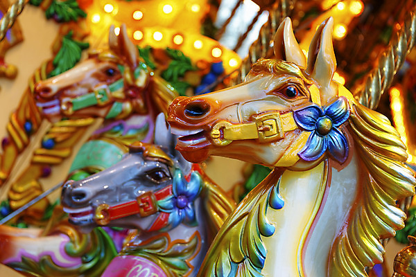 포토 JPG 해외이미지 주간 행복 휴식 사람없음 야외 맑음 놀이공원 주말 회전목마 해외202004 해외포토 자연요소 감정 컨셉 날씨 테마파크 놀이기구 파일형식 이미지허브