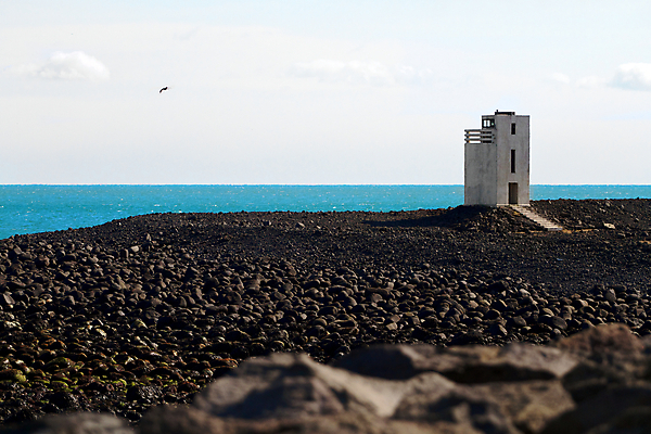 포토 JPG 해외이미지 건축양식 조류 하늘 풍경 사람없음 야외 건물 파란색 컬러풀 탑 검은색 바위 시골 암초 강렬 콘크리트 터키석 수평선 해외202004 해외포토 동물 건축물 건축 컬러 돌_바위 보석 파일형식 이미지허브