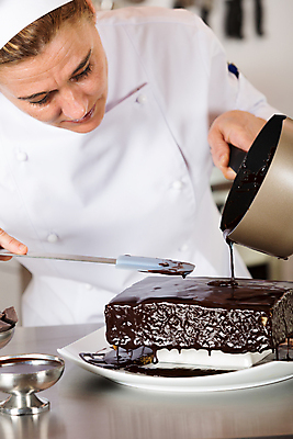 포토 JPG 해외이미지 직업 접시 손 여자 유니폼 디저트 요리 한명 장식 과자 케이크 주방 식당 초콜릿 요리사 검은색 고명 달콤 맛 냄비 유혹 서비스 국자 준비 만들기 서빙 토핑 주걱 코코아 제빵사 페스츄리 해외202004 해외포토 1 식기 옷 음료 음식 빵 컬러 컨셉 모션 주방용품 사람 신체부위 상점 솥 파일형식 이미지허브