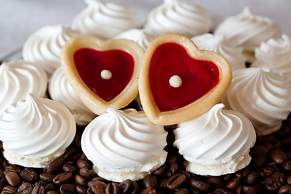 포토 JPG 해외이미지 서양음식 실내 사람없음 쿠키 원두 하트 달콤 흰배경 머랭 해외202004 해외포토 모양 커피 음식 백그라운드 디저트 내부 흰색 맛 파일형식 이미지허브