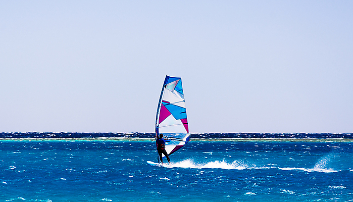 포토 JPG 해외이미지 주간 스포츠 파도 바다 한명 풍경 성인 야외 물 여름 맑음 윈드서핑 잡기 승차 성인한명만 수평선 해외202004 해외포토 자연요소 1 계절 모션 날씨 사람 수상스포츠 성인만 파일형식 이미지허브