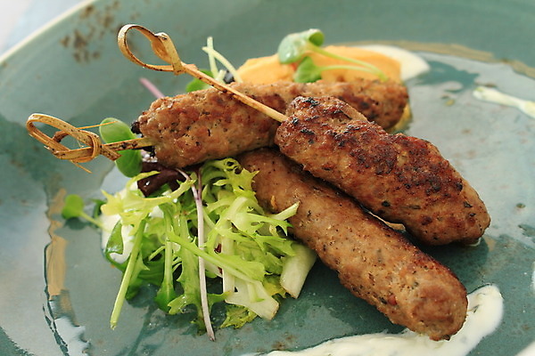 포토 JPG 해외이미지 접시 음식 부분 육류 돼지고기 요리 사람없음 식사 저녁식사 축하 꼬치 작음 인도인 카나페 향신료 매움 양고기 점심식사 케밥 뷔페 해외202004 해외포토 외국인 식기 컨셉 식재료 서양음식 동양인 맛 크기 향미료 파일형식 이미지허브