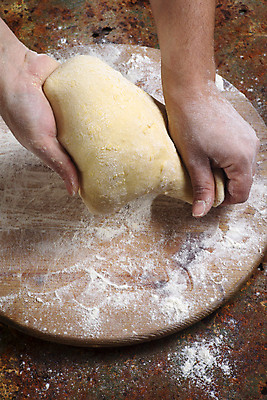 포토 JPG 해외이미지 손 탁자 피자 실내 들기 신체부위 만들기 밀가루 밀가루반죽 나무도마 해외202004 해외포토 가구 모션 도마 패스트푸드 서양음식 사람 내부 목재 가루 반죽 파일형식 이미지허브