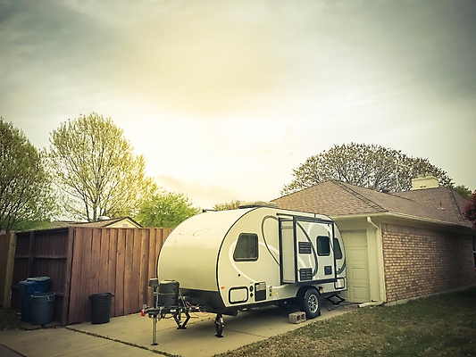 포토 JPG 해외이미지 라이프스타일 도로 여행 가족 교통시설 자동차 자연 휴가 주택 풍경 사람없음 야외 목재 울타리 여행객 정원 캠핑 차도 도시 판넬 중앙 캠핑장 싱글 대문 트레일러 리빙 이웃 뒤뜰 심기 카라반 텍사스 해외202004 해외포토 나무 길 육상교통 교통 재료 관계 모션 레저 사람 건물 생활 담장 문 미국 시설 생태계 캠핑카 파일형식 이미지허브