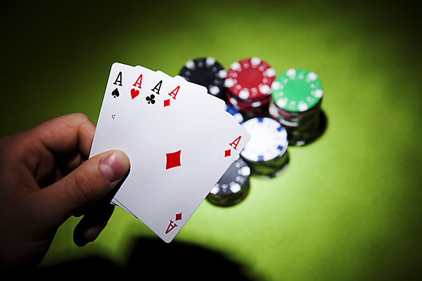 포토 JPG 해외이미지 손 실내 들기 신체부위 트럼프 포커칩 도박 카지노 비네팅 겜블 초록배경 해외202004 해외포토 백그라운드 모션 촬영기법 사람 내부 초록색 놀이용품 포커 파일형식 이미지허브