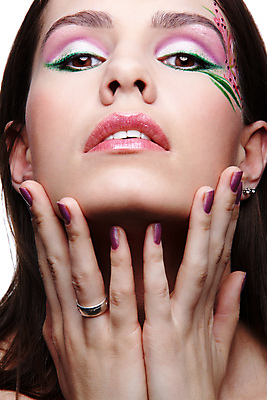 포토 JPG 해외이미지 백인 응시 여자 얼굴 컨셉 실내 무표정 한명 손짓 근접촬영 상반신 성인 앞모습 반지 페이스페인팅 성인여자한명만 내려보기 해외202004 해외포토 서양인 1 시선 감정 뷰포인트 장신구 모션 표정 사람 내부 신체부위 여자한명만 성인여자만 파일형식 이미지허브