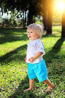 포토 JPG 해외이미지 나무 백인 공원 행복 얼굴 장난 가족 놀이 관리 한명 미소 웃음 소년 야외 여름 금발 햇빛 맑음 산책 기쁨 아기 숲 즐거움 옷입기 바둑 걸음마 천진난만 해외202004 해외포토 서양인 식물 1 헤어스타일 계절 공공시설 남자 감정 어린이 컨셉 관계 모션 날씨 휴식 표정 사람 신체부위 태양 파일형식 이미지허브