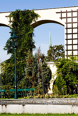 포토 JPG 해외이미지 모양 공원 벽 벤치 건축양식 하늘 바람 휴식 사람없음 파란색 빛 등불 작음 첨탑 해외202004 해외포토 자연요소 공공시설 건축 컬러 컨셉 의자 날씨 조명 탑 크기 파일형식 이미지허브