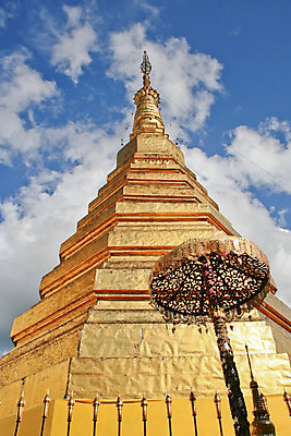 포토 JPG 해외이미지 전통 아시아 종교 문화 조각 여행 불교 건축양식 태국 하늘 휴가 미술 동양인 사람없음 야외 장식 파란색 빛 조각상 여행객 평화 탑 골동품 사찰 역사 황금 심볼 신성 북쪽 동쪽 옛날 스타일 해외202004 해외포토 건축물 건축 나라 컬러 컨셉 종교건축 문화예술 사람 인종 조형물 방향 파일형식 이미지허브
