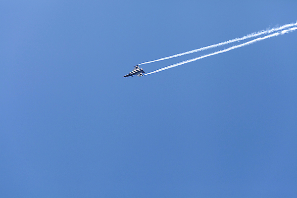 포토 JPG 해외이미지 주간 구름 하늘 비행기 사람없음 야외 파란색 연기 제트기 에어쇼 비행운 해외202004 해외포토 자연요소 컬러 항공교통 대중교통 쇼 파일형식 구름_자연 이미지허브