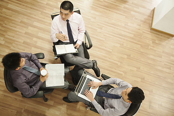 포토 JPG 해외이미지 전신 회사 비즈니스 무선통신 실내 서기 앉기 20대 가로 세명 노트북 컬러풀 사무실 공책 중국 희망 비즈니스맨 결합 동료 베이징 통일 브레인스토밍 해외202004 해외포토 남자 감정 아시아 컬러 통신 관계 모션 문구용품 사람 청년 내부 전자제품 직장인 파일형식 이미지허브