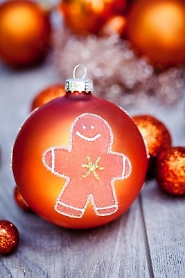 포토 JPG 해외이미지 크리스마스장식 크리스마스 실내 사람없음 아웃포커스 장식볼 오브젝트 진저맨 오너먼트 나무배경 해외202004 해외포토 기념일 백그라운드 촬영기법 내부 장식 진저쿠키 파일형식 이미지허브