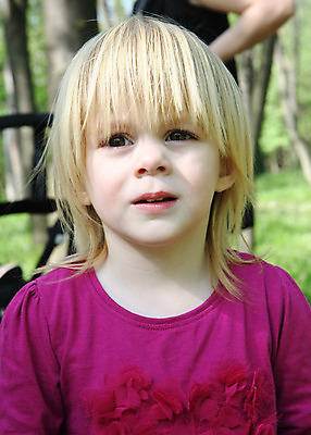 포토 JPG 해외이미지 백인 여자 행복 얼굴 어린이 포즈 한명 사람 빨간색 금발 걸음마 천진난만 해외202004 해외포토 서양인 1 헤어스타일 감정 컬러 컨셉 모션 신체부위 파일형식 이미지허브