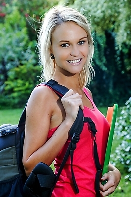 포토 JPG 해외이미지 백인 1 학생 라이프스타일 여자 교육 행복 얼굴 배낭 학교 한명 미소 사람 성인 10대 초록색 청춘 흰색 대학교 파일 내추럴 해외202004 해외포토 서양인 감정 컬러 컨셉 가방 청소년 표정 생활 신체부위 파일형식 이미지허브