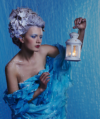 포토 JPG 해외이미지 백인 모델 헤어스타일 계절 여자 유럽 얼굴 조각 크리스마스 겨울 동화 요정 한명 사람 파란색 빛 유행 냉동 얼음 추위 흰색 등불 램프 눈송이 화려 12월 피부관리 서리 공상 마법 눈보라 몽환 해외202004 해외포토 자연요소 서양인 1 기념일 나라 컬러 컨셉 조명 눈_날씨 신체부위 뷰티 날짜 파일형식 이미지허브