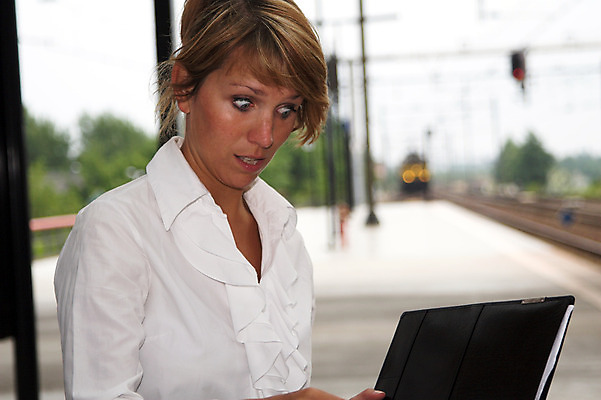 포토 JPG 해외이미지 직업 여자 여행 비즈니스 사업가 교통시설 성공 항해 한명 사람 앉기 야외 금발 놀람 기차 작업 비즈니스우먼 기다림 역 대표 경영자 출퇴근 충격 통근 해외202004 해외포토 1 헤어스타일 감정 육상교통 교통 컨셉 배_교통 모션 대중교통 표정 직장인 시설 리더 출근 파일형식 이미지허브