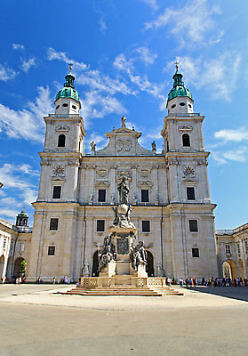 포토 JPG 해외이미지 외관 기독교 종교 문화 여행 십자가 건축양식 거리 석조 사람없음 건물 도시풍경 조각상 성당 교회 탑 궁전 바위 도시 역사 오스트리아 아치 타운 보호구역 옛날 잘츠부르크 해외202004 해외포토 건축물 건축 유럽 고건축 종교건축 풍경 조형물 돌_바위 구역 파일형식 이미지허브