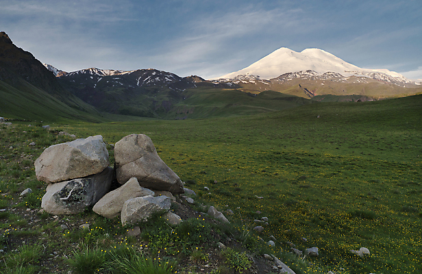포토 JPG 해외이미지 구름 여행 백그라운드 자연 하늘 아침 휴가 산 풍경 사람없음 야외 초록색 여름 파란색 환경 계곡 맑음 바위 흰색 정상 언덕 러시아 내추럴 절정 해외202004 해외포토 주간 자연요소 계절 유럽 컬러 날씨 돌_바위 생태계 파일형식 이미지허브