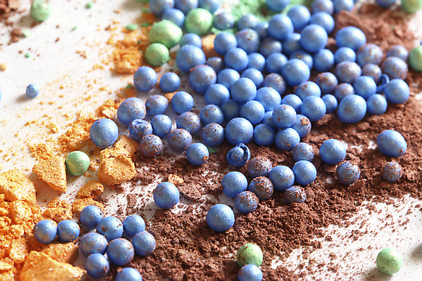 포토 JPG 해외이미지 여자 모래 공 사람없음 가로 파란색 컬러풀 갈색 화장품 손상 화려 팔레트 가루 볼터치 피부관리 질감 아이섀도 흙더미 찌그러짐 파스텔톤 더스트파티클 해외202004 해외포토 컬러 컨셉 사람 화장 뷰티 흙 파일형식 더미 이미지허브