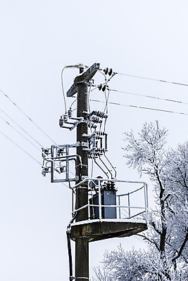 포토 JPG 해외이미지 나무 식물 커플 계절 유럽 산업 겨울 건축양식 자연 하늘 독일 사람없음 야외 파란색 환경 탑 금속 힘 에너지 흰색 네트워크 엔지니어 정상 위험 부식 전염 철사 봉 철탑 긴장 고립 변압기 분배 옛날 전압 철강 현재 공급 해외202004 해외포토 건축물 건축 감정 나라 컬러 컨셉 관계 재질 기술자 질병 생태계 감염 파일형식 이미지허브