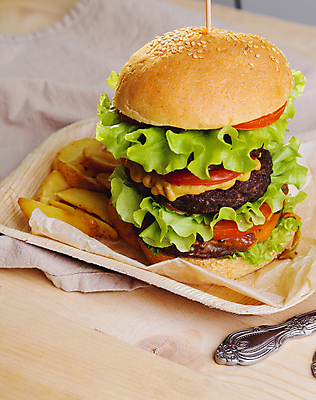 포토 JPG 해외이미지 접시 패스트푸드 실내 사람없음 햄버거 인스턴트 정크푸드 웨지감자 나무배경 해외202004 해외포토 식기 음식 백그라운드 감자 내부 감자요리 파일형식 이미지허브