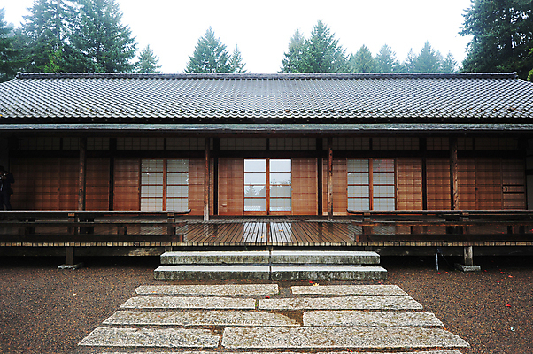 포토 JPG 해외이미지 아시아 선 지붕 주택 사람없음 건물 목재 문 일본 역사 동쪽 옛날 해외202004 해외포토 나무 건축물 나라 재료 방향 파일형식 이미지허브