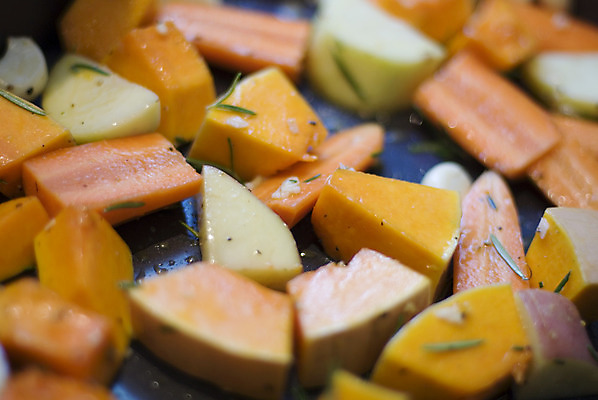 포토 JPG 해외이미지 호박 양파 쟁반 사람없음 당근 양념 굽기 허브 로즈메리 섞기 해외202004 해외포토 식물 채소 뿌리채소 구이 파일형식 이미지허브