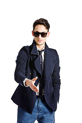 포토 JPG 해외이미지 모델 한명 선글라스 유행 쌓기 재킷 코트 위치 고립 해외202004 해외포토 1 안경 모션 사람 외투 파일형식 이미지허브