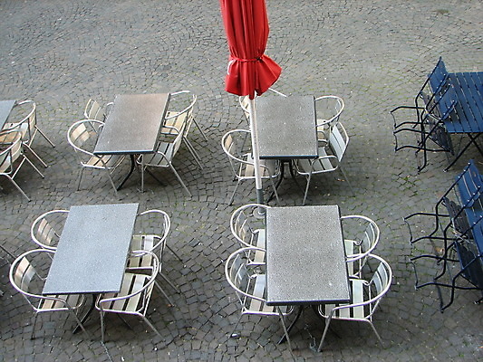 포토 JPG 해외이미지 의자 탁자 사람없음 파란색 흰색 기다림 보행로 해외202004 해외포토 길 컬러 가구 모션 파일형식 이미지허브