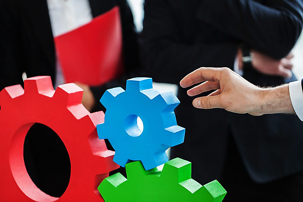 포토 JPG 해외이미지 산업 컨셉 비즈니스 부분 모션 성공 협력 사람 세명 기계 업무 비즈니스맨 바퀴 계획 심볼 톱니바퀴 기어 해결 조립 진행 혁명 개발 해외202004 해외포토 남자 작업 직장인 파일형식 이미지허브