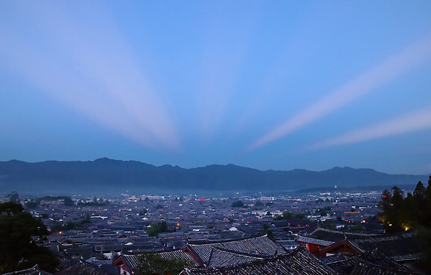 포토 JPG 해외이미지 구름 아시아 건축양식 하늘 지붕 산 풍경 사람없음 야외 건물 파란색 관광지 세계 중국 일몰 광선 재산 땅 해외202004 해외포토 자연요소 건축물 건축 나라 컬러 여행 금융 노을 파일형식 이미지허브