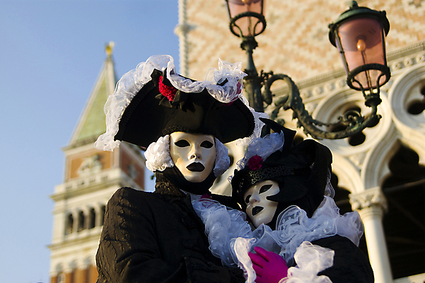 포토 JPG 해외이미지 주간 건축물 여자 남자 건축양식 하늘 가면 풍경 상반신 성인 야외 두명 이탈리아 소프트포커스 베네치아 변장 중세의상 카니발축제 성인만 해외202004 해외포토 자연요소 건축 유럽 촬영기법 사람 축제 전통의상 파일형식 이미지허브