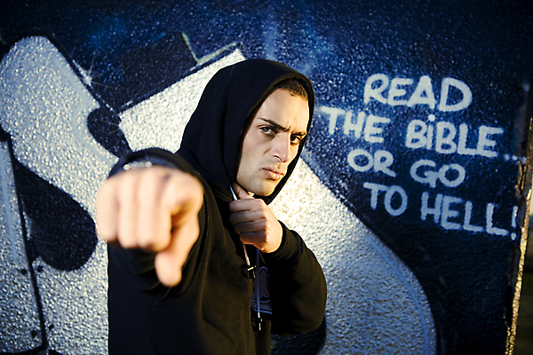 포토 JPG 해외이미지 백인 라이프스타일 디자인 응시 남자 종교 문화 벽 손가락 힙합 한명 서기 사람 성인 야외 청춘 검은색 성경 희망 분노 가리킴 도시 거친 영혼 그래피티 위험 시원함 작가 예술가 장면 교외 그런지 빈민가 신앙심 심각 지옥 스타일 해외202004 해외포토 서양인 직업 1 손 시선 감정 음악 컬러 컨셉 종교용품 모션 손짓 생활 낙서 그림 파일형식 이미지허브