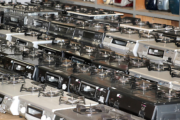 포토 JPG 해외이미지 손 비즈니스 가정 밥 선반 주택 사람 사람없음 전자제품 세일 상점 금속 주방 일본 기계 재활용 공구 레인지 바 시장 선택 전자레인지 오븐 구매 은색 상품 난로 계산대 고객 상업 가스 보여주기 소매 매각 신발장 원자재 중고 철강 많음 해외202004 해외포토 아시아 음식 컬러 가구 컨셉 모션 재질 건물 신체부위 쇼핑 가전제품 도구 난방기 친환경 파일형식 이미지허브