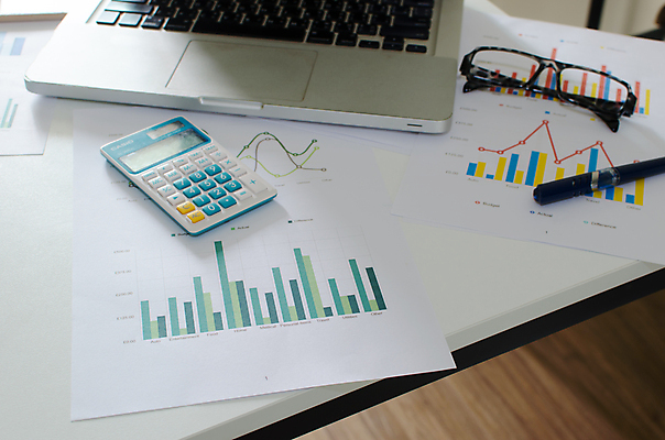 포토 JPG 해외이미지 종이 비즈니스 성공 그래프 사람없음 금융 경제 사무실 펜 자료 계산기 정보 성장 업무 시장 계획 보고서 문서 투자 이익 회계 경영 해외202004 해외포토 컨셉 문구용품 필기구 장비 작업 파일형식 이미지허브