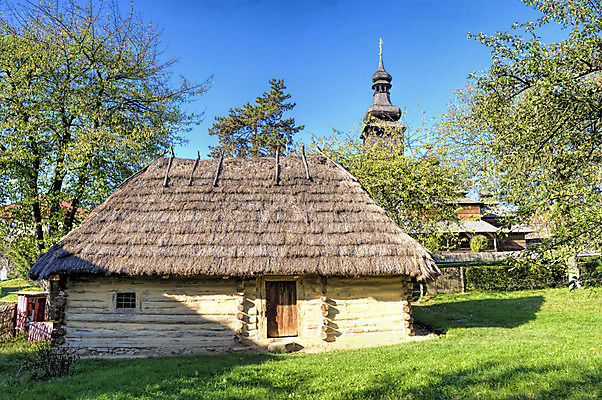 포토 JPG 해외이미지 외관 벽 건축양식 자연 하늘 새로움 주택 풍경 사람없음 야외 건물 목재 가로 초록색 파란색 햇빛 시골 싱글 옛날 해외202004 해외포토 나무 건축물 건축 컬러 컨셉 재료 태양 생태계 파일형식 이미지허브