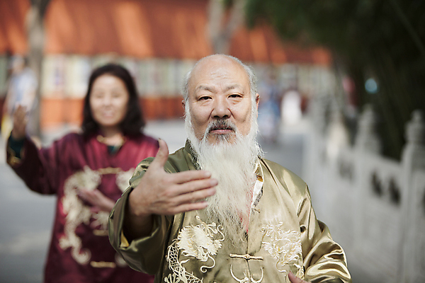 포토 JPG 해외이미지 라이프스타일 웰빙 응시 공원 여자 전통문화 아침 휴식 수염 중국문화 건강 서기 손짓 상반신 야외 두명 뒷모습 가로 빨간색 초록색 컬러풀 노란색 손들기 탑 중국 스트레칭 화목 백발 흰색 영혼 전통의상 집중 장면 베이징 명승지 심각 해외202004 해외포토 주간 동양문화 전통 헤어스타일 건축물 시선 공공시설 아시아 문화 뷰포인트 컬러 외국문화 컨셉 모션 사람 풍경 생활 운동 파일형식 이미지허브