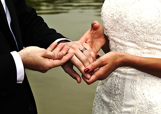 포토 JPG 해외이미지 손 커플 행복 기독교 종교 호수 신랑 결혼 손가락 가족 결혼식 관리 선물 사랑 사람없음 야외 교회 믿음 성경 미국 터치 축하 반지 의식 심볼 약속 뉴욕 다이아몬드 사실 옛날 해외202004 해외포토 감정 컨셉 북아메리카 장신구 종교용품 관계 종교건축 이벤트 건물 신체부위 보석 파일형식 이미지허브