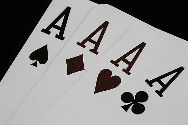 포토 JPG 해외이미지 종이 백그라운드 장난 벽지 놀이 성공 추상 사람없음 빨간색 숫자 거래 게임 흰색 하트 우승 신용카드 행운 재산 도박 위험 왕 갑판 삽 카지노 클럽 기회 다이아몬드 포커 마법 잭 여왕 곤봉 라스베가스 승자 에이스 직진 해외202004 해외포토 모양 문자 스포츠용품 컬러 컨셉 무늬 배_교통 금융 최고 트럼프 보석 파일형식 이미지허브