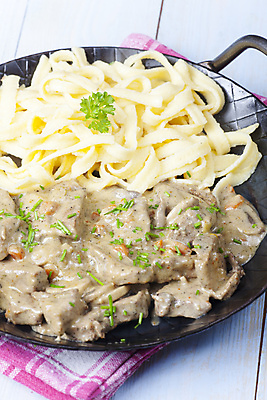 포토 JPG 해외이미지 접시 음식 파스타 육류 돼지고기 요리 사람없음 목재 식사 저녁식사 치킨 버섯 소고기 흰색 시골 정상 자르기 스위스 크림 국수 서빙 레시피 송아지고기 핸드메이드 바이에른사람 해외202004 해외포토 나무 식기 유럽 컬러 식재료 재료 모션 서양음식 면류 닭고기요리 파일형식 이미지허브