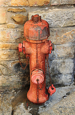 포토 JPG 해외이미지 벽 불 거리 안전 사람없음 야외 빨간색 물 금속 긴급 도시 보행로 구출 플러그 보호 위험 오브젝트 예방 보안 지역 호스 소화기 일반 소화전 썩음 압력 옛날 철강 해외202004 해외포토 자연요소 길 컬러 컨셉 재질 도움 안전장비 소방 파일형식 이미지허브