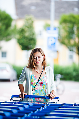 포토 JPG 해외이미지 1 라이프스타일 잡화 여자 행복 음식 다이어트 채소 과일 비즈니스 부분 건강 한명 사람 인종 성인 30대 바구니 카메라 상점 카트 신선 시장 구매 먹기 고객 통로 상업 슈퍼마켓 유전자변형 해외202004 해외포토 감정 모션 생활 장년 전자제품 쇼핑 파일형식 이미지허브