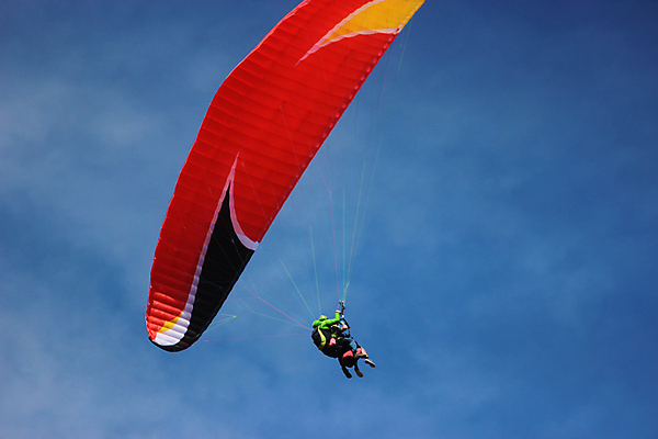 포토 JPG 해외이미지 라이프스타일 커플 스포츠 바다 여행 포즈 2 하늘 바람 휴가 사람없음 야외 여름 파란색 여행객 자유 프랑스 비행 위험 파일럿 스카이다이빙 흥분 낙하산 글라이더 스타일 해외202004 해외포토 자연요소 직업 계절 감정 유럽 컬러 컨셉 관계 날씨 사람 생활 익스트림스포츠 파일형식 이미지허브